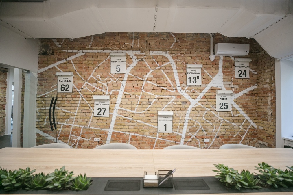 Переговорна кімната біля м. Золоті Ворота