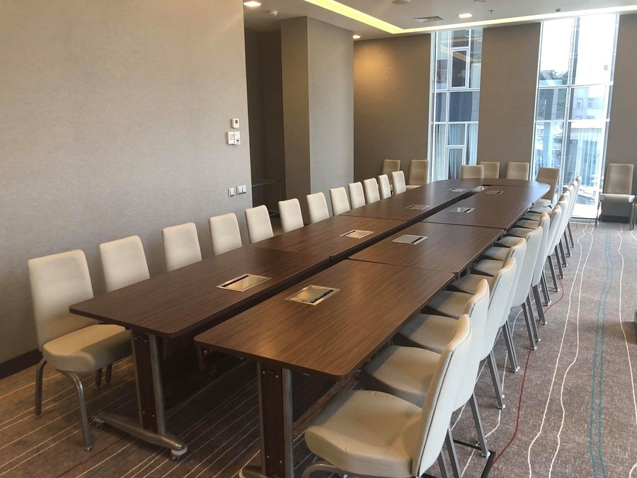 Светлый зал в отеле Sky Loft 