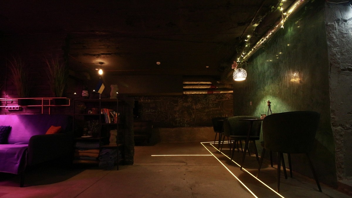 Атмосферное место Chill & Cheers