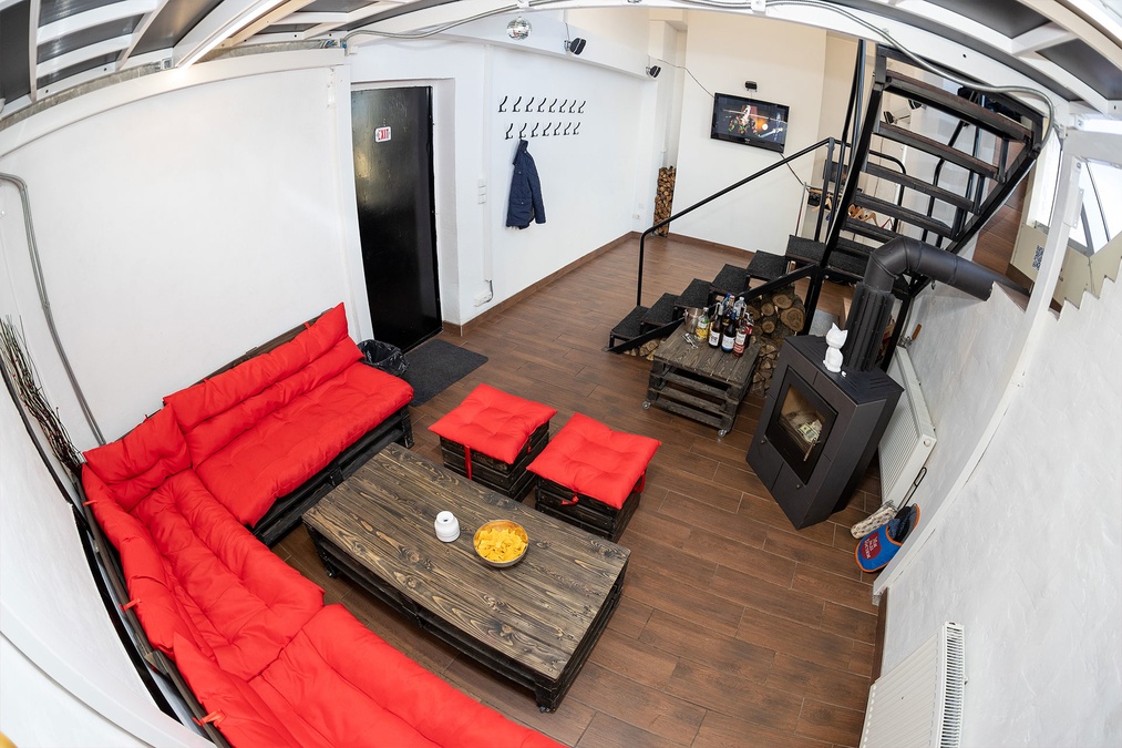 Двоярусний простір з терасою та краєвидом