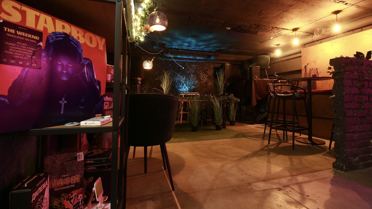 Атмосферное место Chill & Cheers