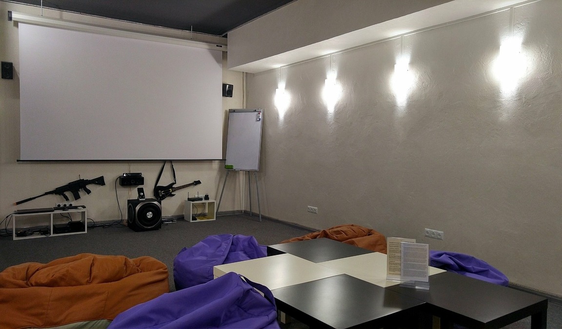 Видеозал в АнтиКафе "Олень и чай"