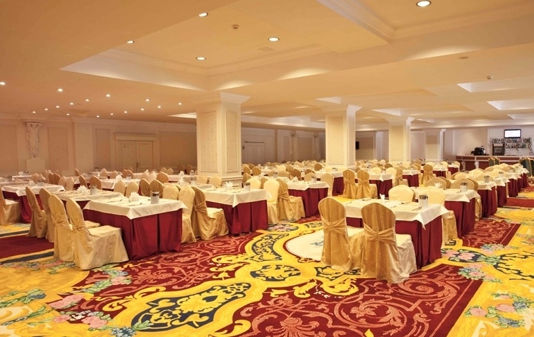 Изысканный зал гостиничного комплекса 