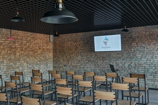 Зал лофт для конференції, переговорів