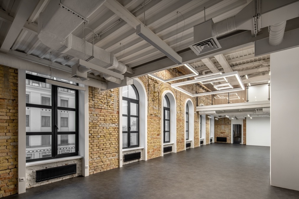 Сучасна зала для подій в історичному центрі Києва