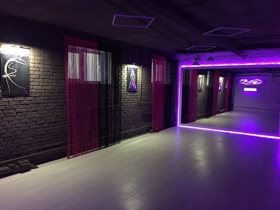 Фиолетовый лофт в танцевальной студии 
