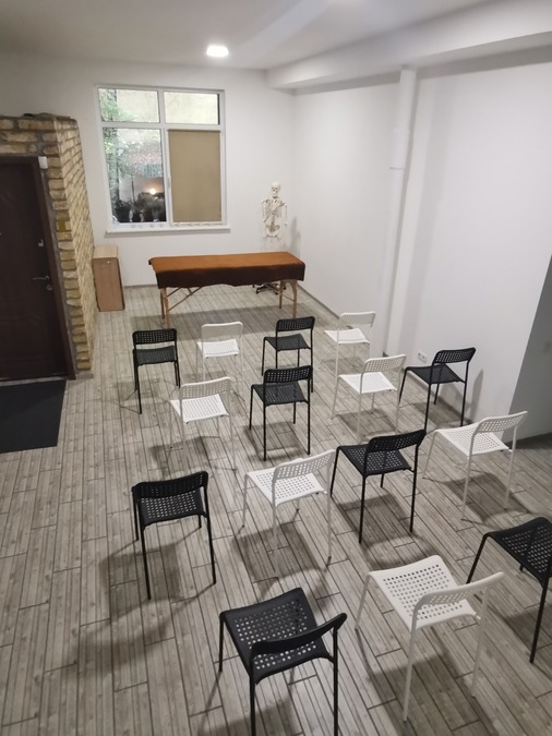 Невеликий зал для тренінгів та семінарів