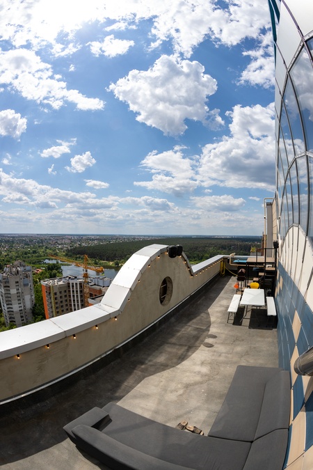 Двоярусний простір з терасою та краєвидом