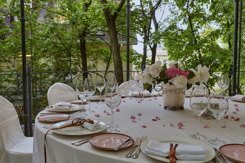 Розовая терраса в саду бутик-отеля Воздвиженский