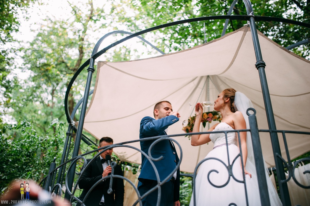 Розовая терраса в саду бутик-отеля Воздвиженский