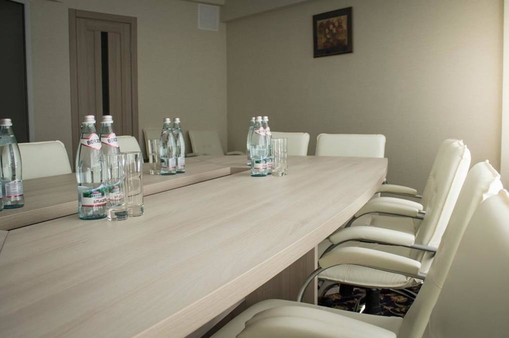 Светлая переговорная комната на Русановке