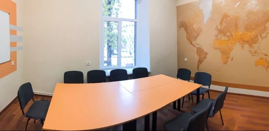 Яскравий зал у навчальному центрі