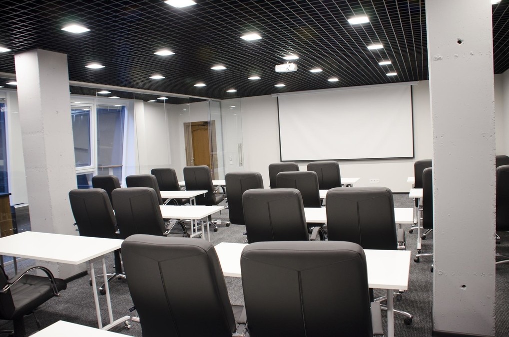 Современный зал для деловых мероприятий 