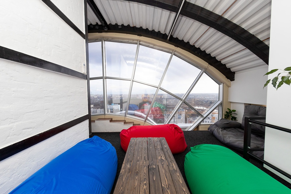 Двоярусний простір з терасою та краєвидом