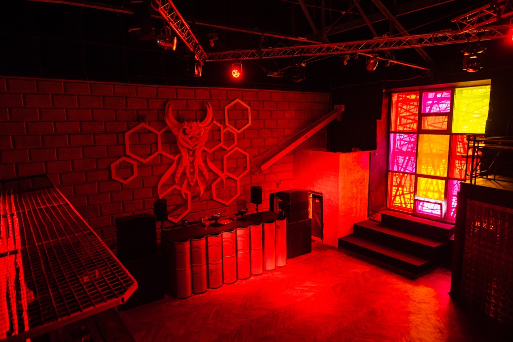 Двухуровневая площадка для ивентов 