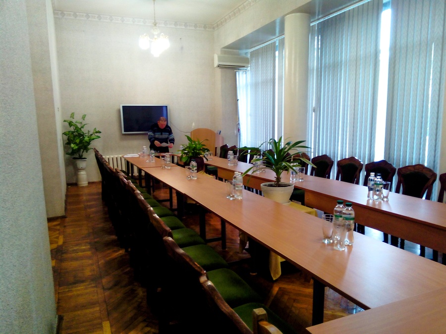 Светлый конференц-зал с видом на парк 