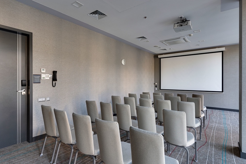 Конференц-зал с панорамными окнами в Sky Loft 