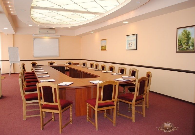 Овальный конференц-зал в центре Днепра 