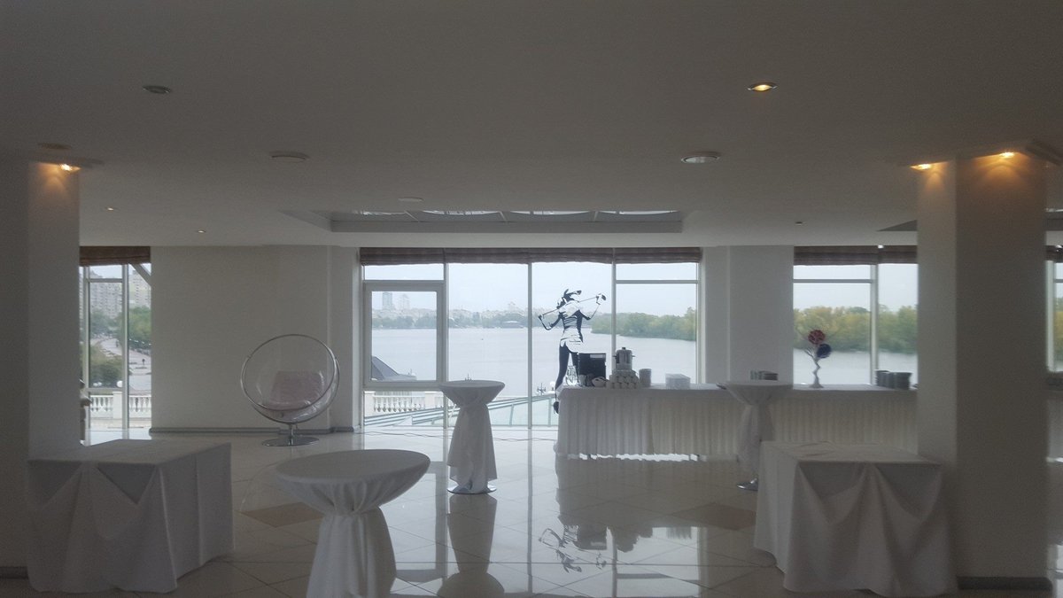 Біла зала в Гольф-центрі на Оболоні