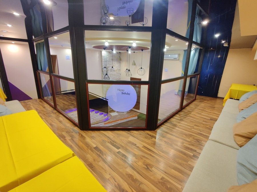 Стильна локація ObolonPartyRoom для вашого свята 