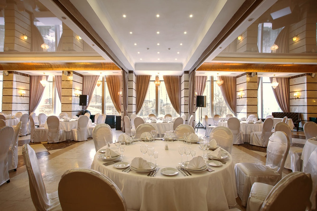 Панорамний ресторан в готелі в центрі Києва 