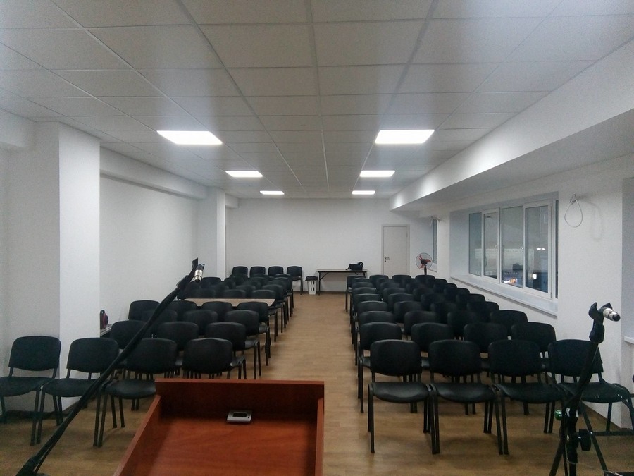 Зал с мини-сценой для обучающих мероприятий 