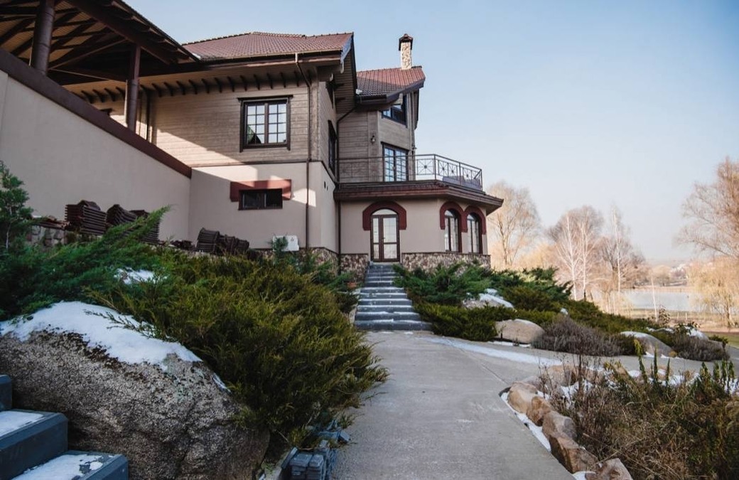 Великий будинок на озері