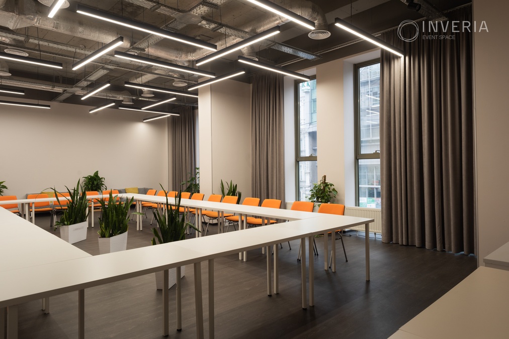 WEST зал для командної роботи