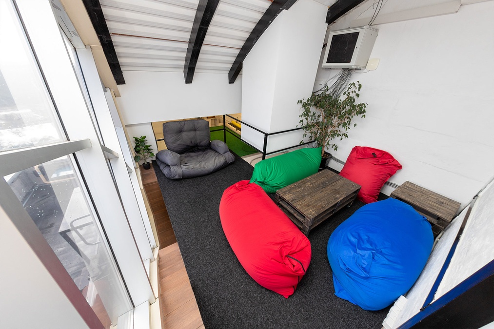 Двоярусний простір з терасою та краєвидом