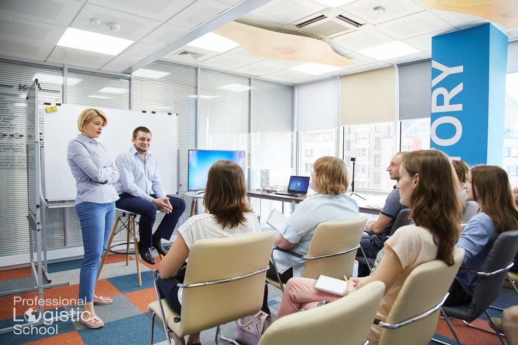 Яркая переговорка “K2” в ПеремогаSpace