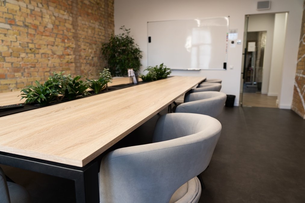 Переговорна кімната біля м. Золоті Ворота