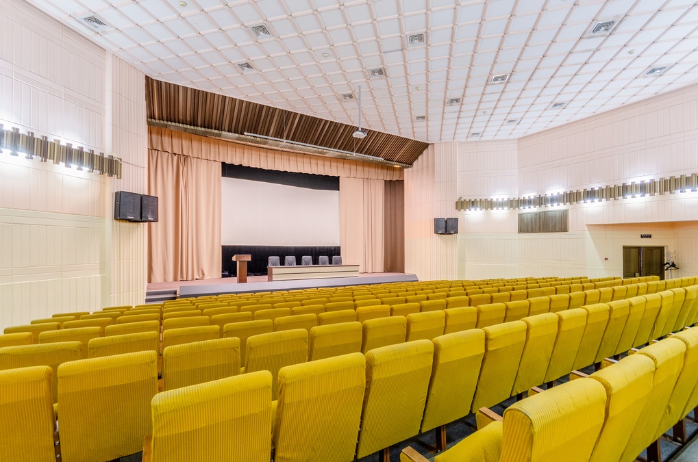 Зал ТЕАТРАЛЬНИЙ зі сценою в готелі Турист