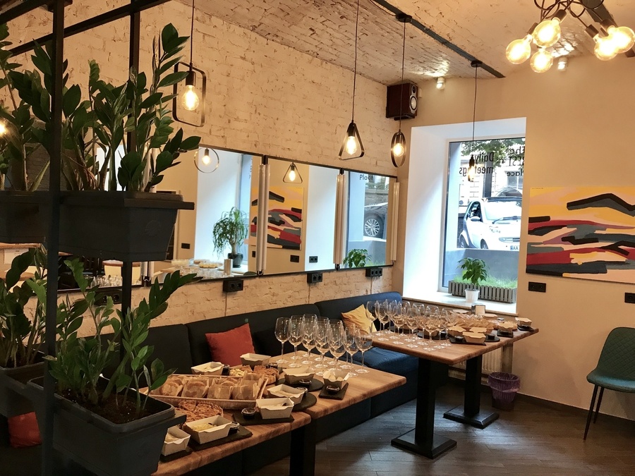 Event-HUB з лаундж-зоною і літньою терасою