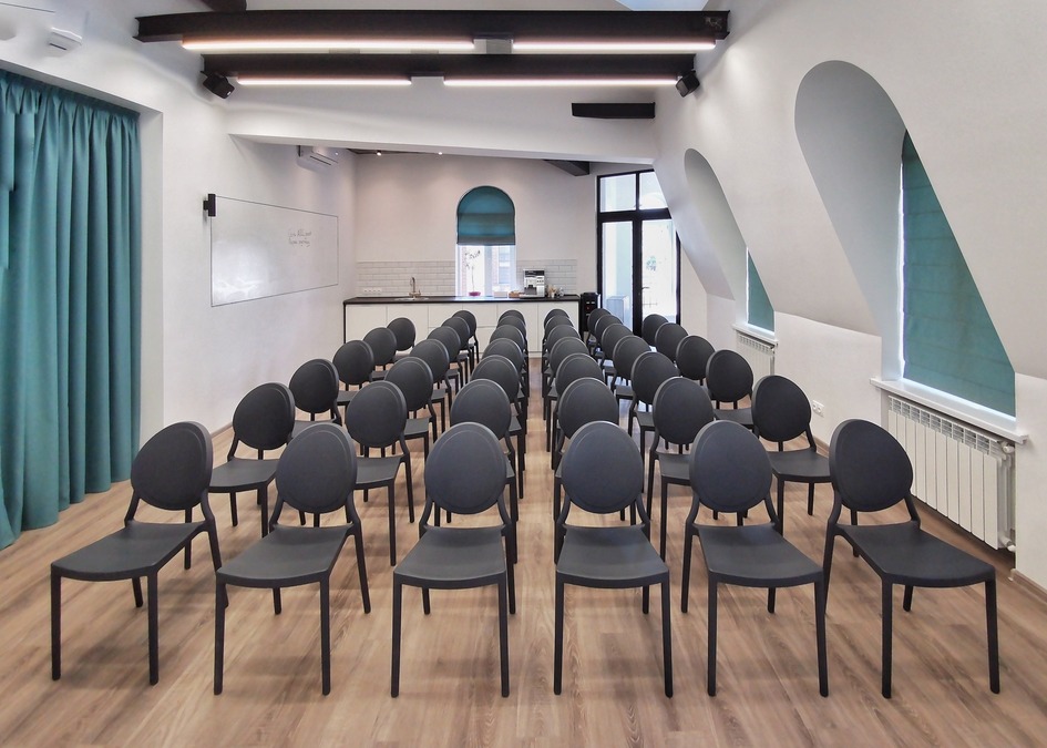 Новий сучасний зал на Воздвиженці