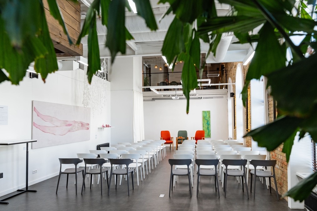 Сучасна зала для подій в історичному центрі Києва