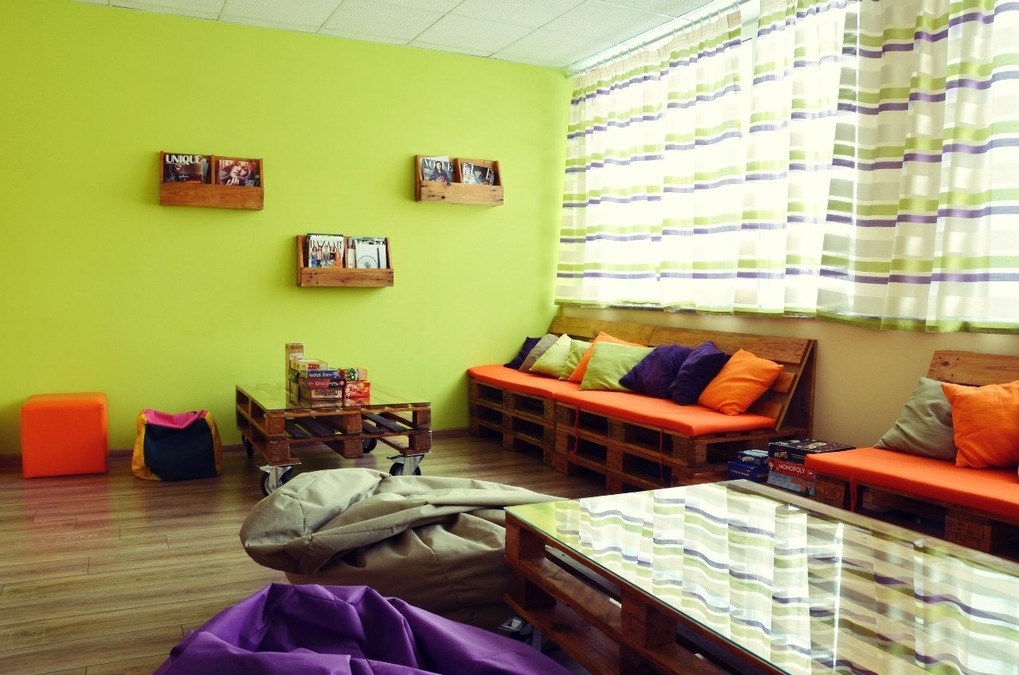 Яскрава ігрова кімната для тусовок