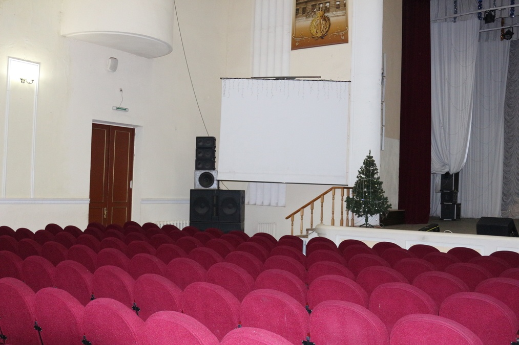 Большой зал со сценой на Пушкинской