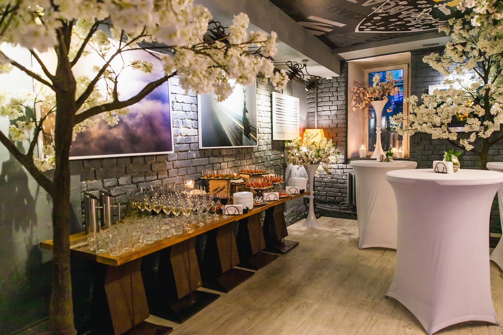 Стильний лофт It's NOT the LOUVR gallery bar