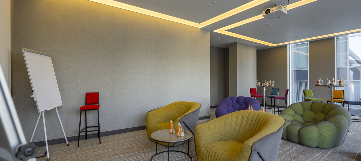 Светлый зал в отеле Sky Loft 