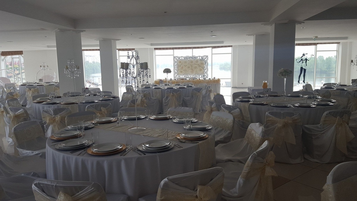 Біла зала в Гольф-центрі на Оболоні