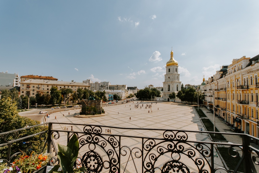 Простір історичного будинку з видом на Софію 