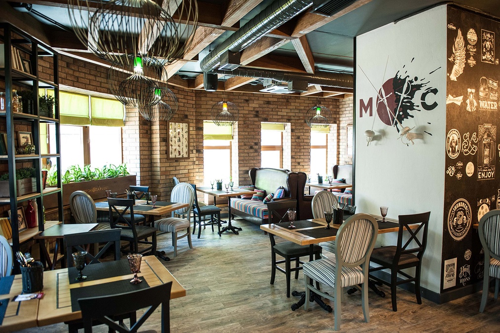 Атмосферный зал в ресторане Montecchi Capuleti