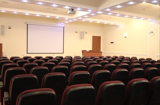 Большой зал со сценой