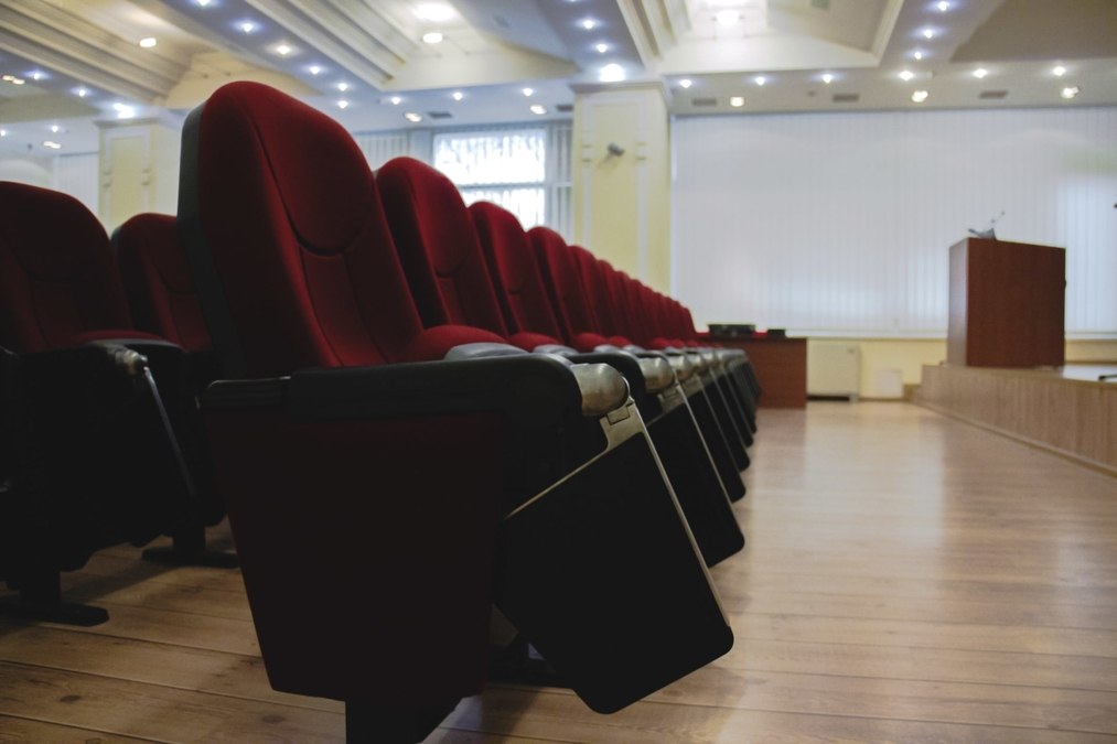 Великий зал зі сценою для проведення заходів