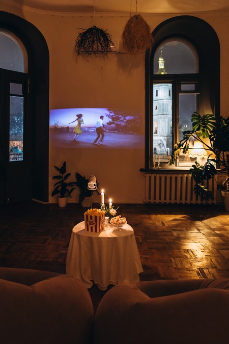 Простір історичного будинку з видом на Софію 