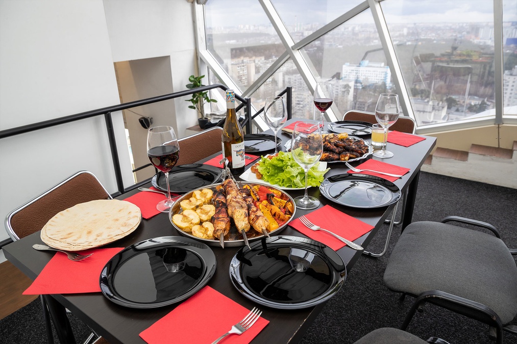 Двоярусний простір з терасою та краєвидом