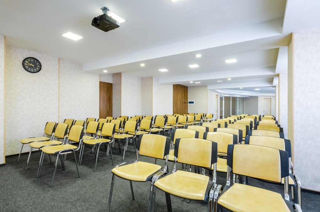 Уютный зал на Левом берегу в отеле Турист