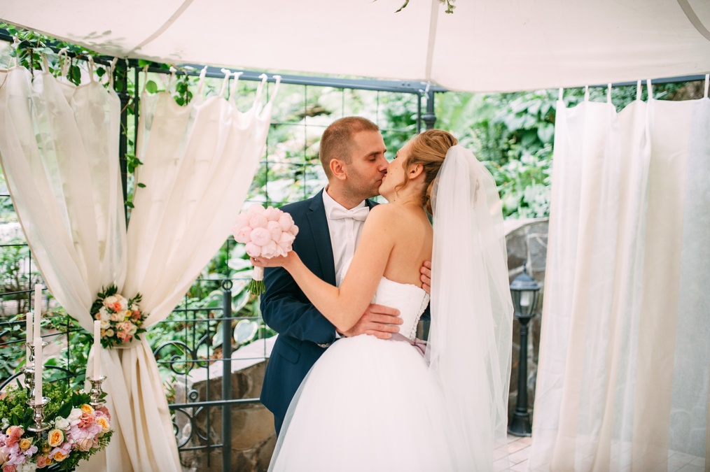 Розовая терраса в саду бутик-отеля Воздвиженский