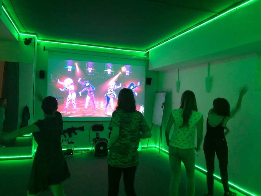 Видеозал в АнтиКафе "Олень и чай"