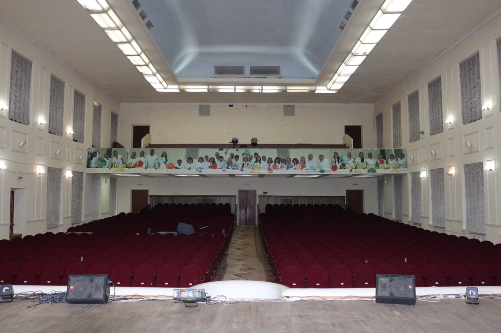 Большой зал со сценой на Пушкинской